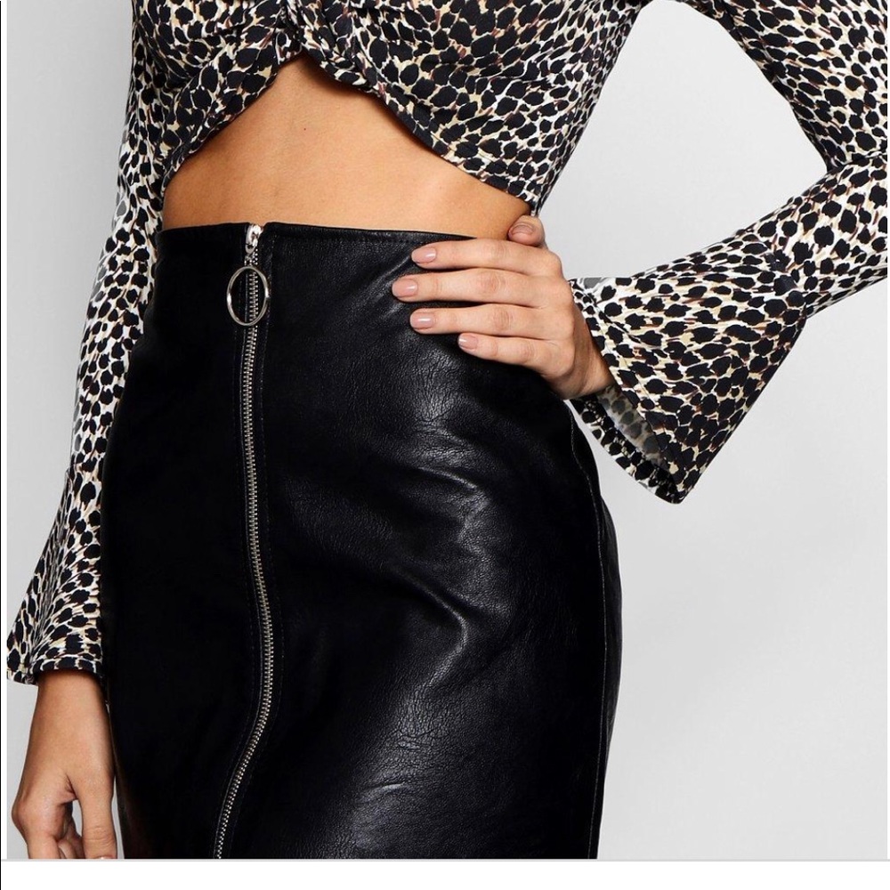 Faux leather o-ring zip up skirt size small